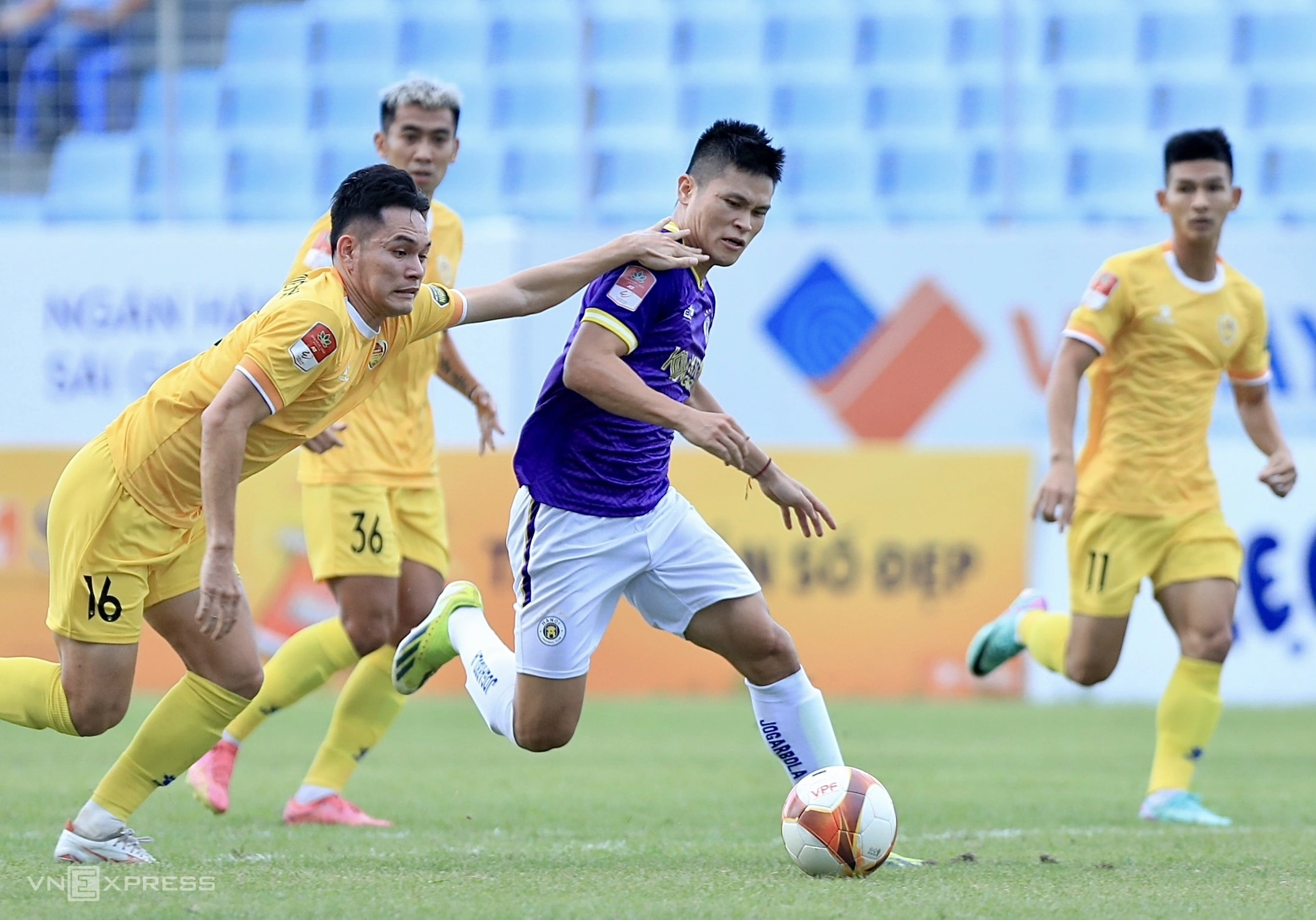 Phạm Tuấn Hải (giữa) có bàn thứ bảy tại V-League 2023-2024, còn kém thành tích tốt nhất ba bàn ở V-League 2022. Ảnh: Minh Minh