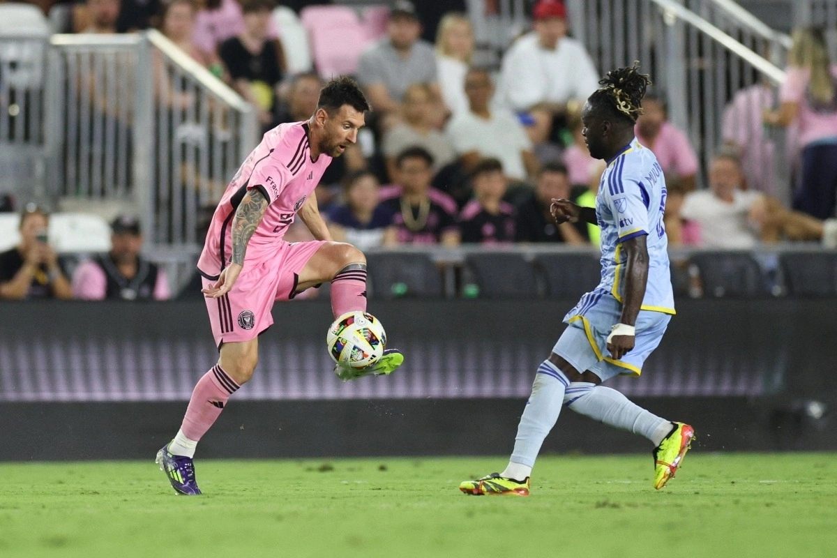 Messi (trái) đỡ bóng trong trận Inter Miami thua Atlanta United 1-3 sáng 30/5 trên sân Chase ở vòng 17 MLS. Ảnh: Reuters