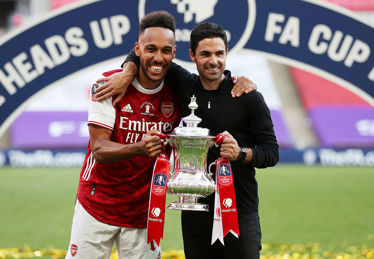 HLV Arteta (phải) và Aubameyang chụp ảnh cùng nhau sau khi Arsenal đánh bại Chelsea ở chung kết Cup FA ngày 1/8/2020. Ảnh: Reuters.