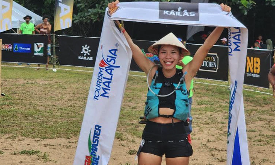 Hà Hậu đội nón lá khi phá băng về nhất giải Kailas Tioman Ultra 2024. Ảnh: Mude