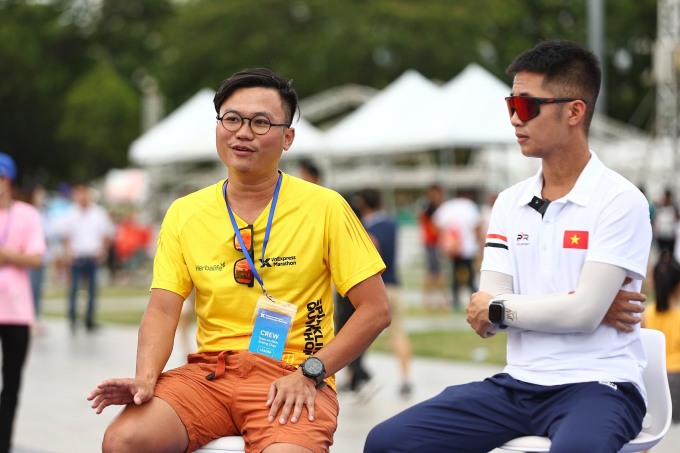 VĐV tuyển quân đội Nguyễn Quốc Anh (áo trắng) cùng BTC chia sẻ kinh nghiệm thi đấu, thông tin đường chạy tại VM Quy Nhơn 2023. Ảnh: VM