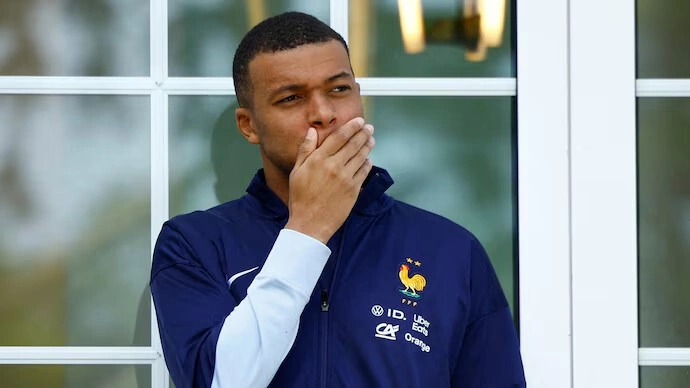 Tiền đạo Kylian Mbappe trước buổi tập của tuyển Pháp ngày 4/6/2024. Ảnh: AP