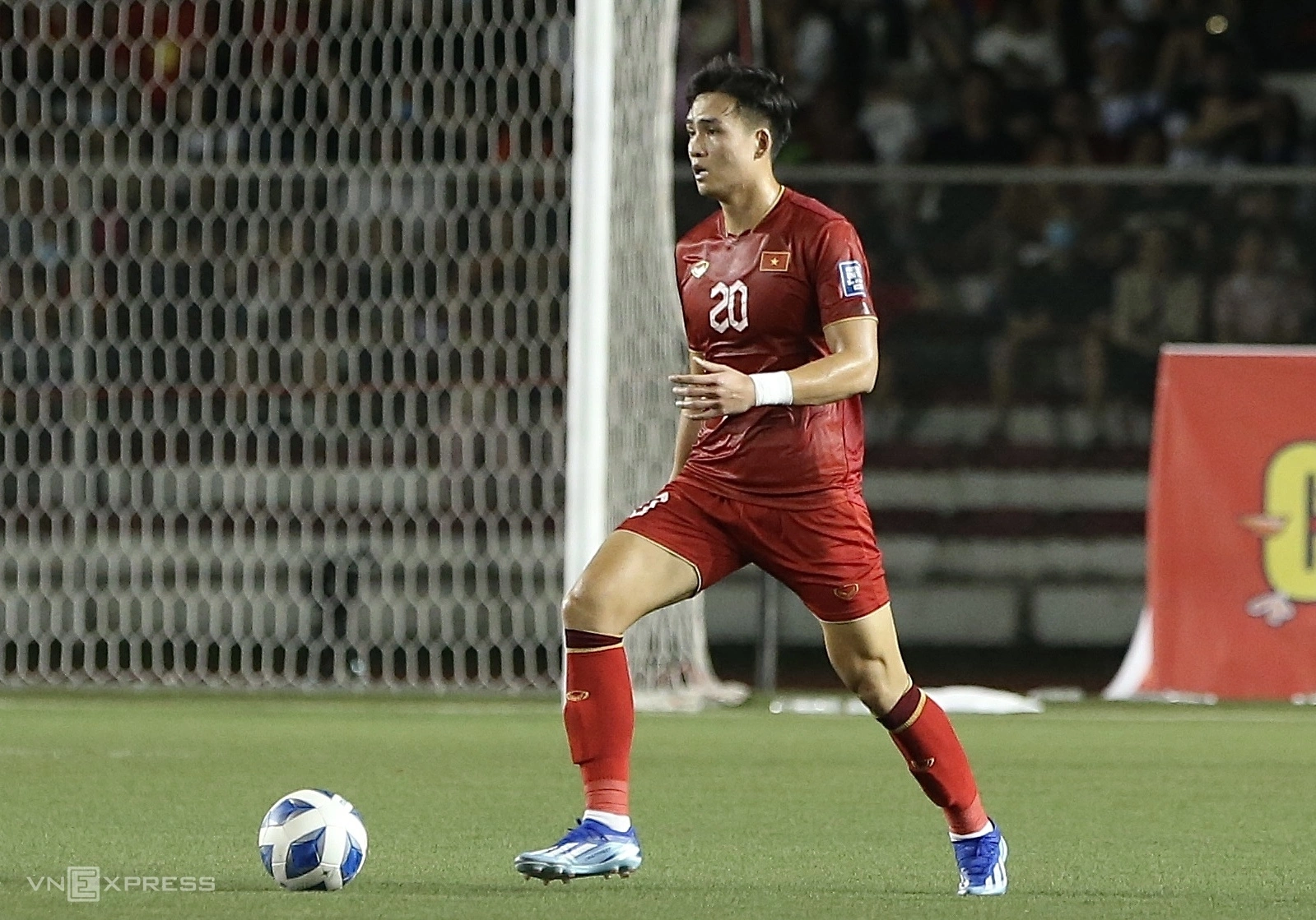 Bùi Hoàng Việt Anh thi đấu ở trận Việt Nam thắng Philippines 2-0 hồi tháng 11/2023 trên sân Rizal Memorial, thuộc lượt ra quân vòng loại hai World Cup 2026. Ảnh: Hiếu Lương