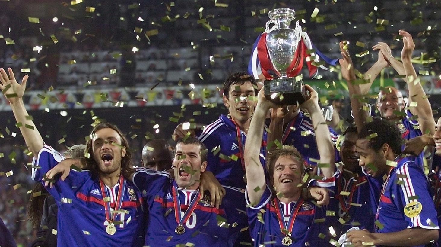 Deschamps nâng Cup Euro 2000 tại Hà Lan. Ảnh: UEFA