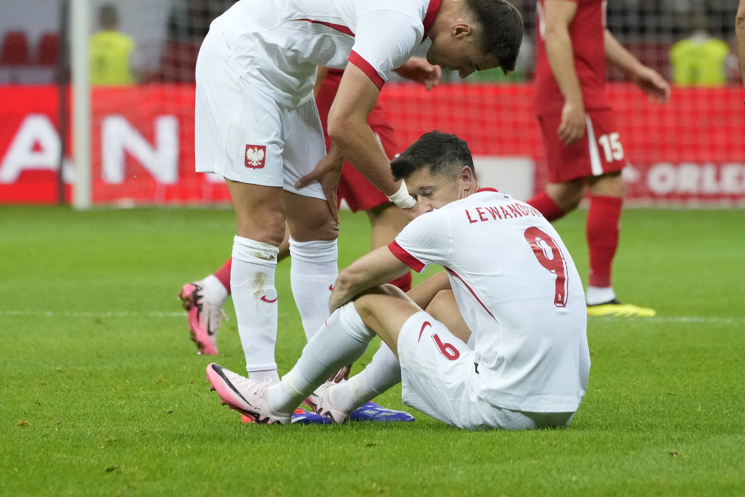 Tiền đạo Robert Lewandowski bị đau trong trận giao hữu Ba Lan - Thổ Nhĩ Kỳ, tại Warsaw ngày 10/6/2024. Ảnh: AP