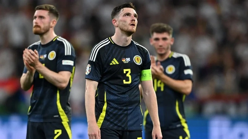 Robertson (giữa) thất vọng sau trận khai mạc Euro 2024, Đức 5-1 Scotland tối 14/6 trên sân Allianz Arena. Ảnh: PA
