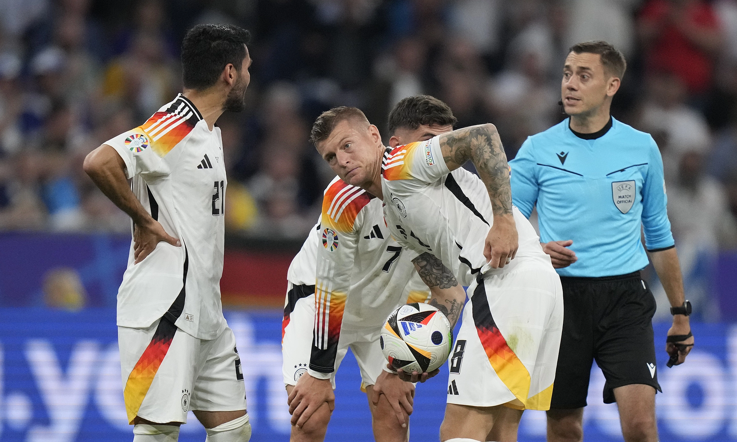 Toni Kroos (cầm bóng) trao đổi với các đồng đội Ilkay Gundogan, Kai Havertz trong trận Đức thắng Scotland 5-1 ở lượt ra quân bảng A Euro 2024. Ảnh: AP