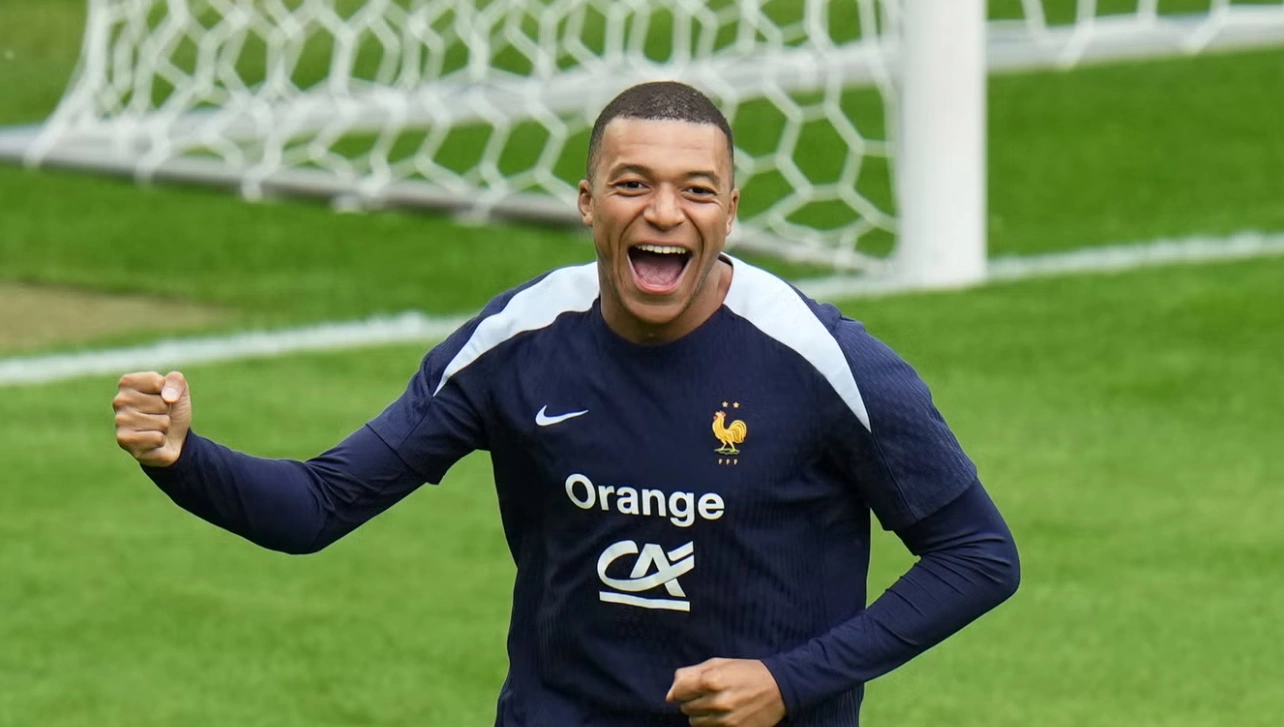 Mbappe ăn mừng sau khi ghi bàn trên sân tập của tuyển Pháp trước trận ra quân gặp Áo. Ảnh: AP.