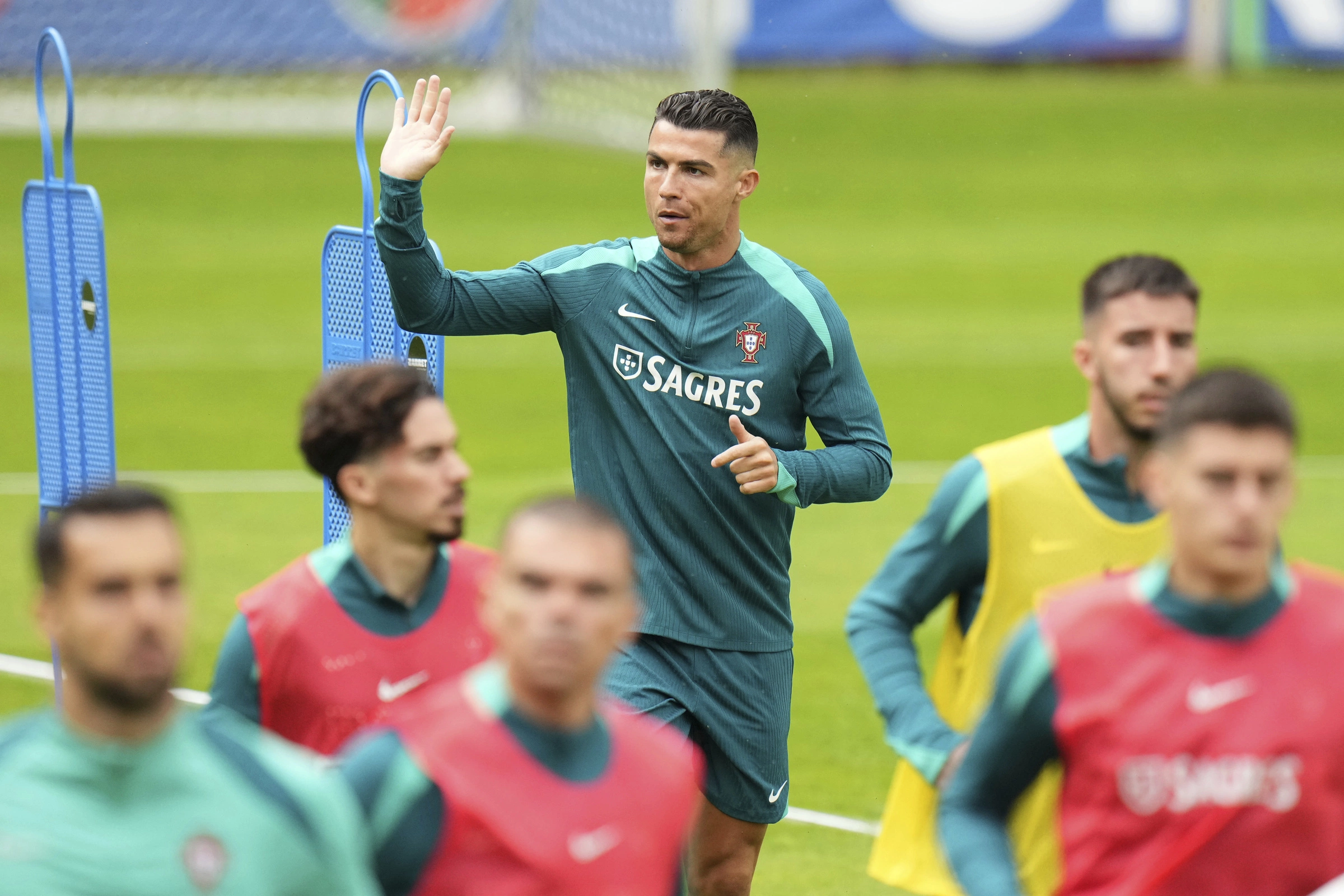 Cristiano Ronaldo chào người hâm mộ Bồ Đào Nha trên sân tập Gutersloh, Đức ngày 14/6/2024. Ảnh: AP