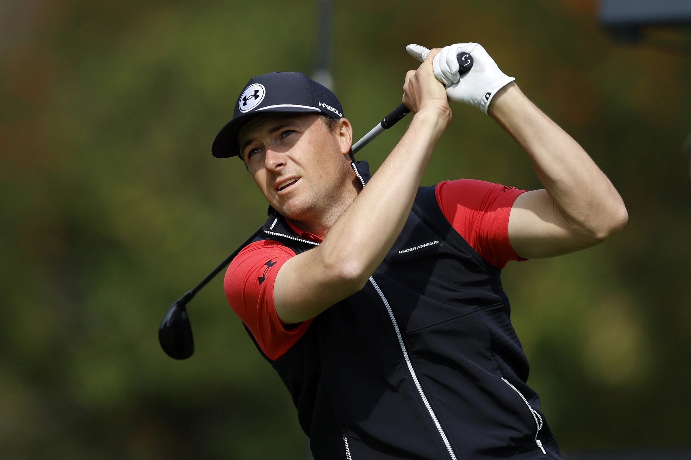 Spieth phát bóng ở hố 4 vòng 2 Genesis Invitational ngày 16/2. Anh sau đó bị loại vì ghi nhầm 72 gậy vào bảng điểm, trong khi thành tích thật là 73 gậy. Ảnh: AP