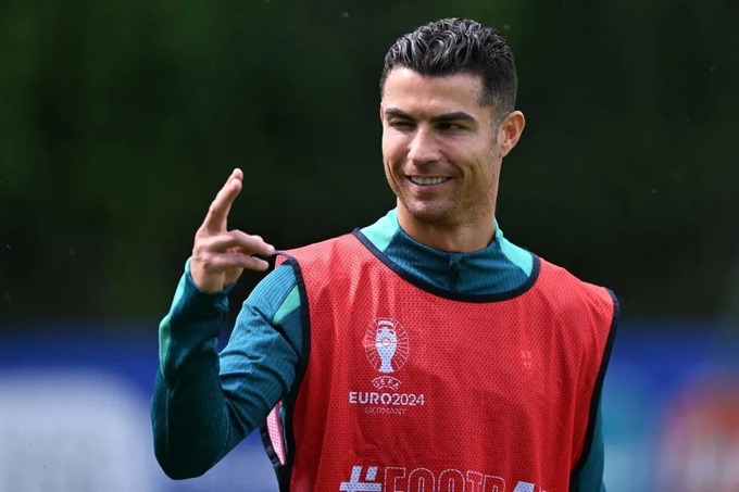 Ronaldo trên sân tập cùng tuyển Bồ Đào Nha tại Marienfeld, Harsewinkel ngày 21/6. Ảnh: AFP