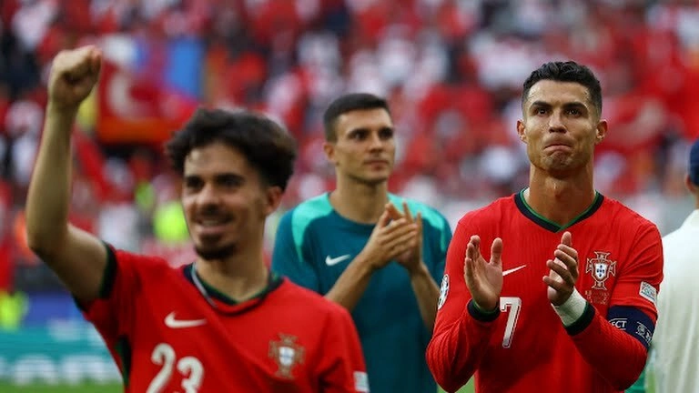 Ronaldo cùng đồng đội vỗ tay ăn mừng với CĐV sau trận thắng Thổ Nhĩ Kỳ ở vòng bảng Euro 2024. Ảnh: Reuters.