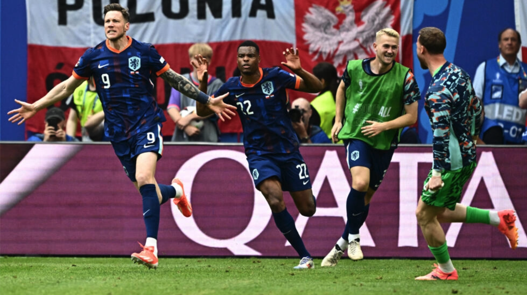 De Ligt (mặc áo bib) chia vui cùng đồng đội sau khi Wout Weghorst ghi bàn ấn định chiến thắng 2-1 cho Hà Lan trước Ba Lan ở trận ra quân. Ảnh: AFP