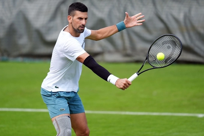 Djokovic tập luyện ở tổ hợp sân đấu Wimbledon, Anh hôm 25/6. Ảnh: Reuters