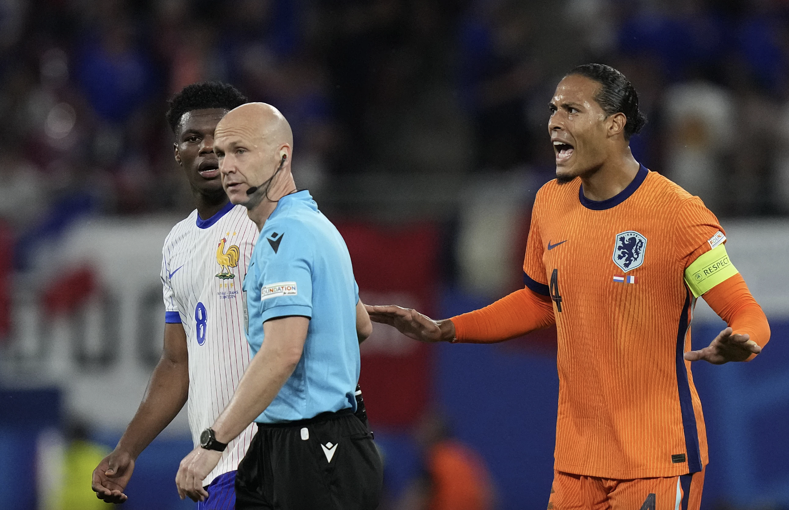 Đội trưởng Hà Lan Virgil van Dijk (phải) phản đối trọng tài Anthony Taylor (giữa) sau khi từ chối bàn thắng của Xavi Simons, trong trận hòa Pháp 0-0, tại lượt hai bảng D Euro 2024. Ảnh: AP