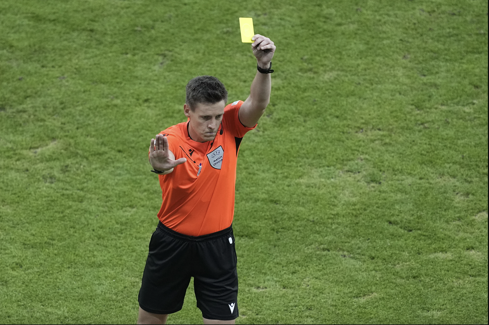 Trọng tài Đức Daniel Siebert phạt thẻ vàng HLV Romania Edward Iordanescu trong trận hòa Slovakia 1-1 tại lượt cuối bảng C Euro 2024.. Ảnh: AP
