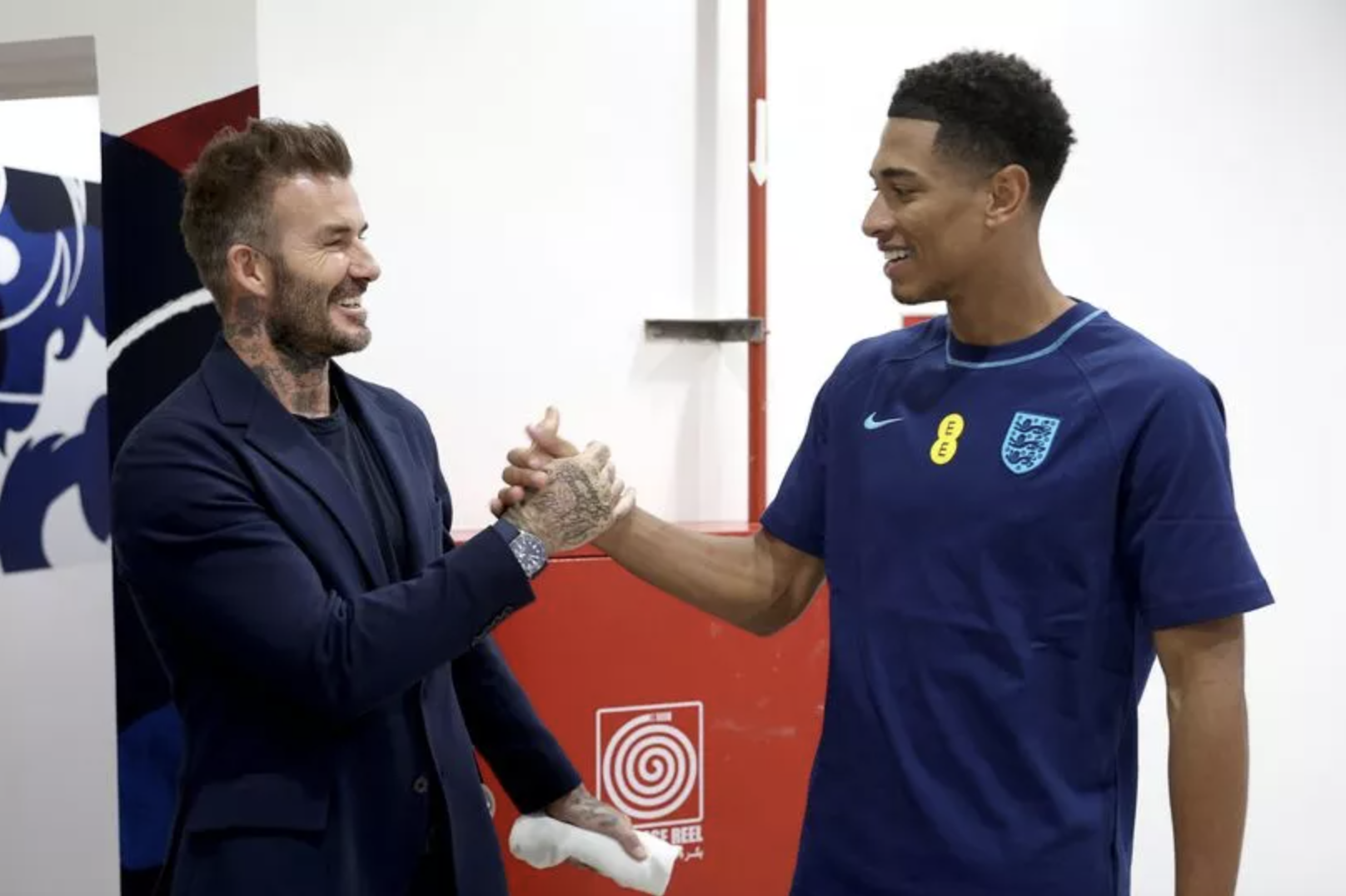 David Beckham (trái) gặp gỡ Jude Bellingham (phải) ở đại bản doanh của đội tuyển Anh trước thềm World Cup 2022. Ảnh: FA
