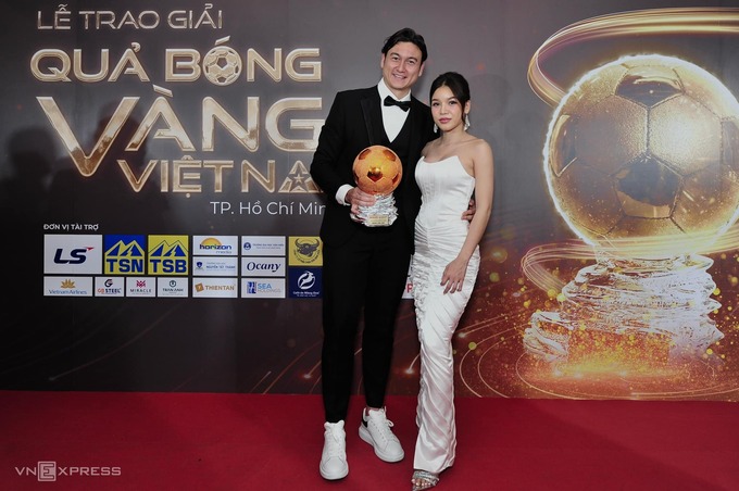 Đặng Văn Lâm chụp cùng bạn gái Yến Xuân sau khi nhận Quả bóng đồng Việt Nam 2023, vào tháng 2/2024. Ảnh: Đức Đồng