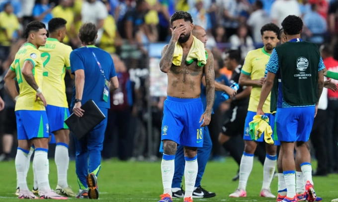 Douglas Luiz ôm mặt thất vọng sau khi đá hỏng luân lưu, khiến Brazil bị loại. Ảnh: AP