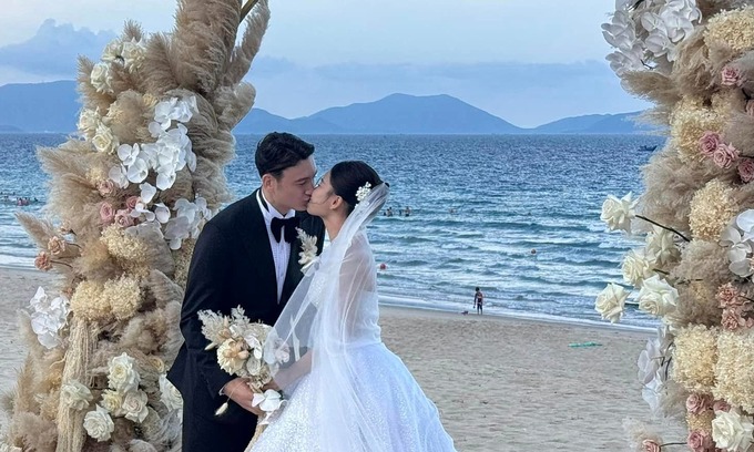 Dang Van Lam kisses his wife Bui Thi Yen Xuan at their wedding on a beach in Nha Trang on July 7, 2024. Photo by VnExpress/Lam Dong