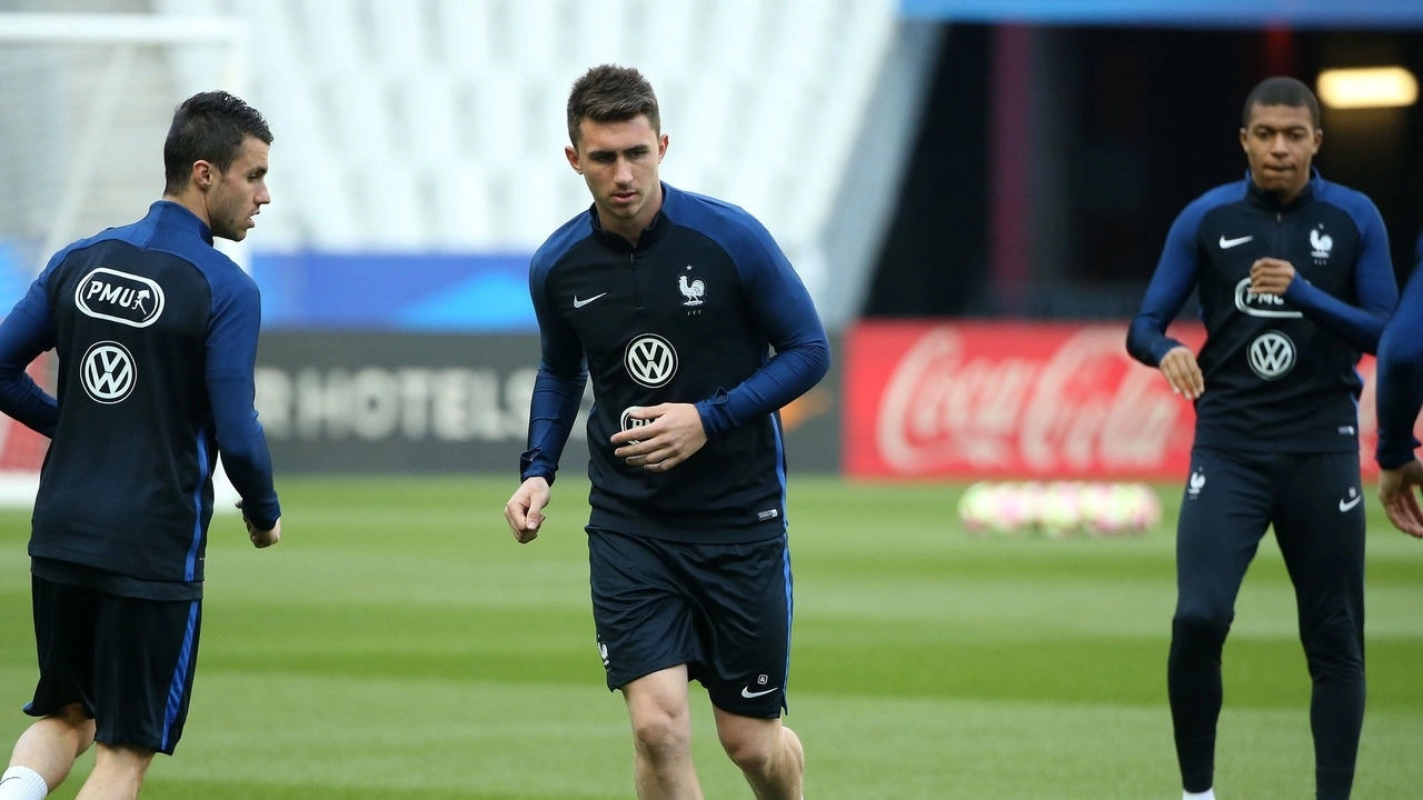 Laporte (giữa) trong buổi tập cùng tuyển Pháp ở vòng loại World Cup 2018. Ảnh: AFP