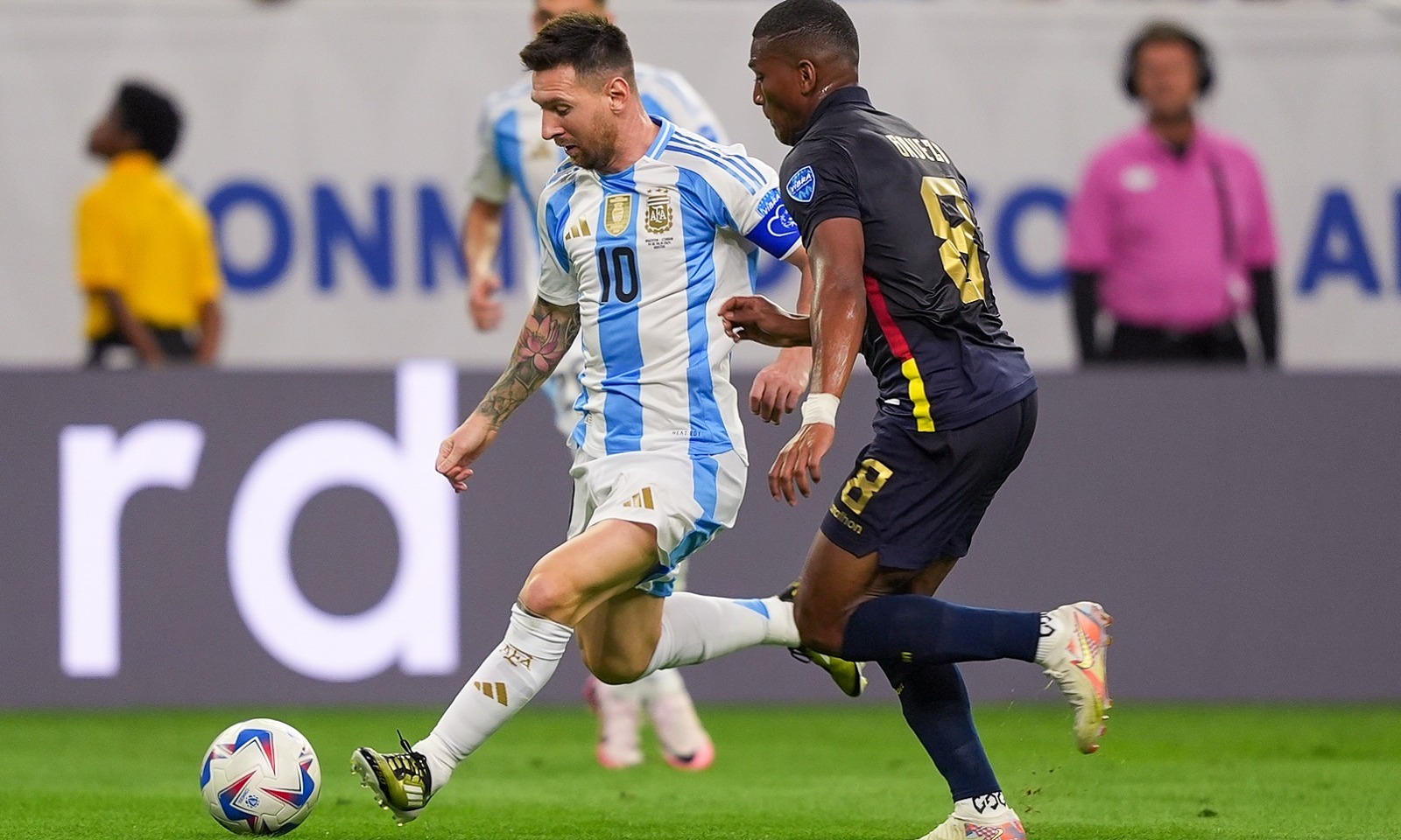 Messi đi bóng trong trận Argentina - Ecuador ở tứ kết Copa America 2024. Ảnh: AFA