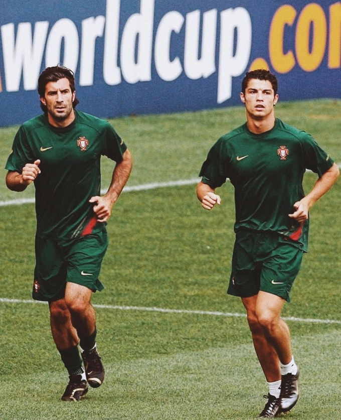 Luis Figo tập bên Ronaldo khi cùng Bồ Đào Nha dự World Cup 2006 tại Đức. Ảnh: AP