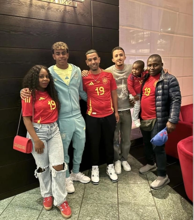 Lamine Yamal chụp ảnh cùng mẹ (trái), bố (thứ ba từ trái sang) và các thành viên khác trong gia đình. Ảnh: Instagram/Lamineeyamal