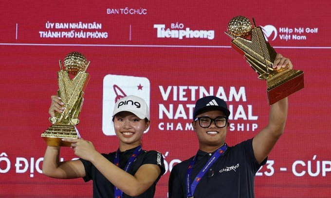 Chúc An (trái) và Nhất Long (phải) nâng cup vô địch sau khi kết thúc giải VĐQG chuyên nghiệp 2023.