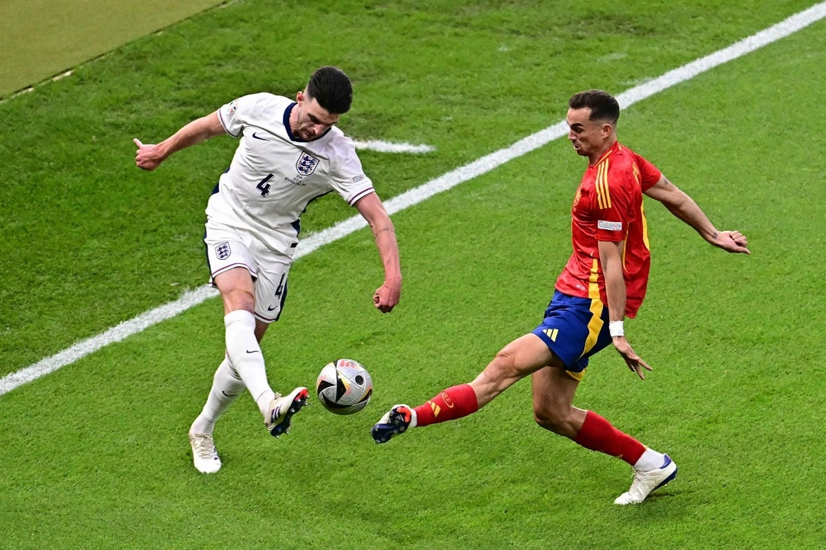 Rice (số 4) chuyền bóng trong trận Anh thua Tây Ban Nha ở chung kết Euro 2024 ngày 14/7. Ảnh: AFP