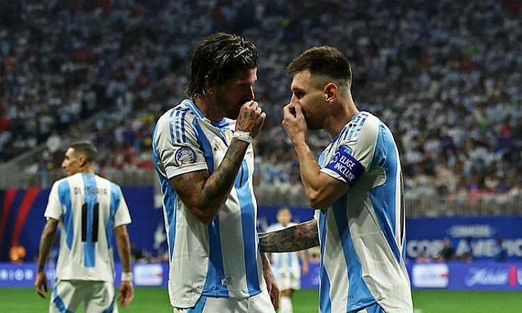 Messi (phải) và De Paul trong trận Argentina gặp Canada tại bán kết Copa America trên sân MetLife, thành phố East Rutherford, bang New Jersey, Mỹ tối 9/7/2024. Ảnh: Reuters