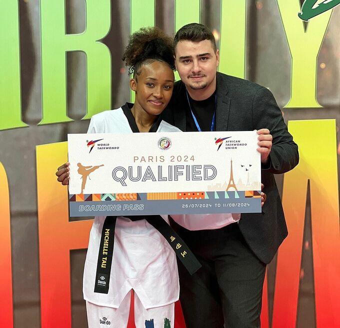 Tau và HLV Tortosa mừng sau khi cô giành vé dự Olympic Paris hồi tháng 2/2024. Ảnh: Instagram / Hugo Tortosa Cabrera