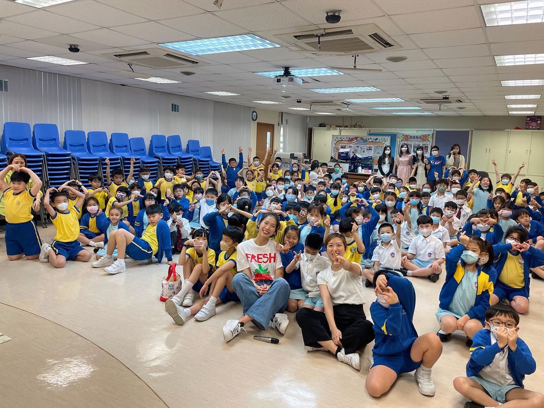 Vivian Kong (giữa) giao lưu với học sinh tiểu học Hong Kong sau khi dịch Covid-19 hạ nhiệt. Ảnh: Instagram/vmwkong