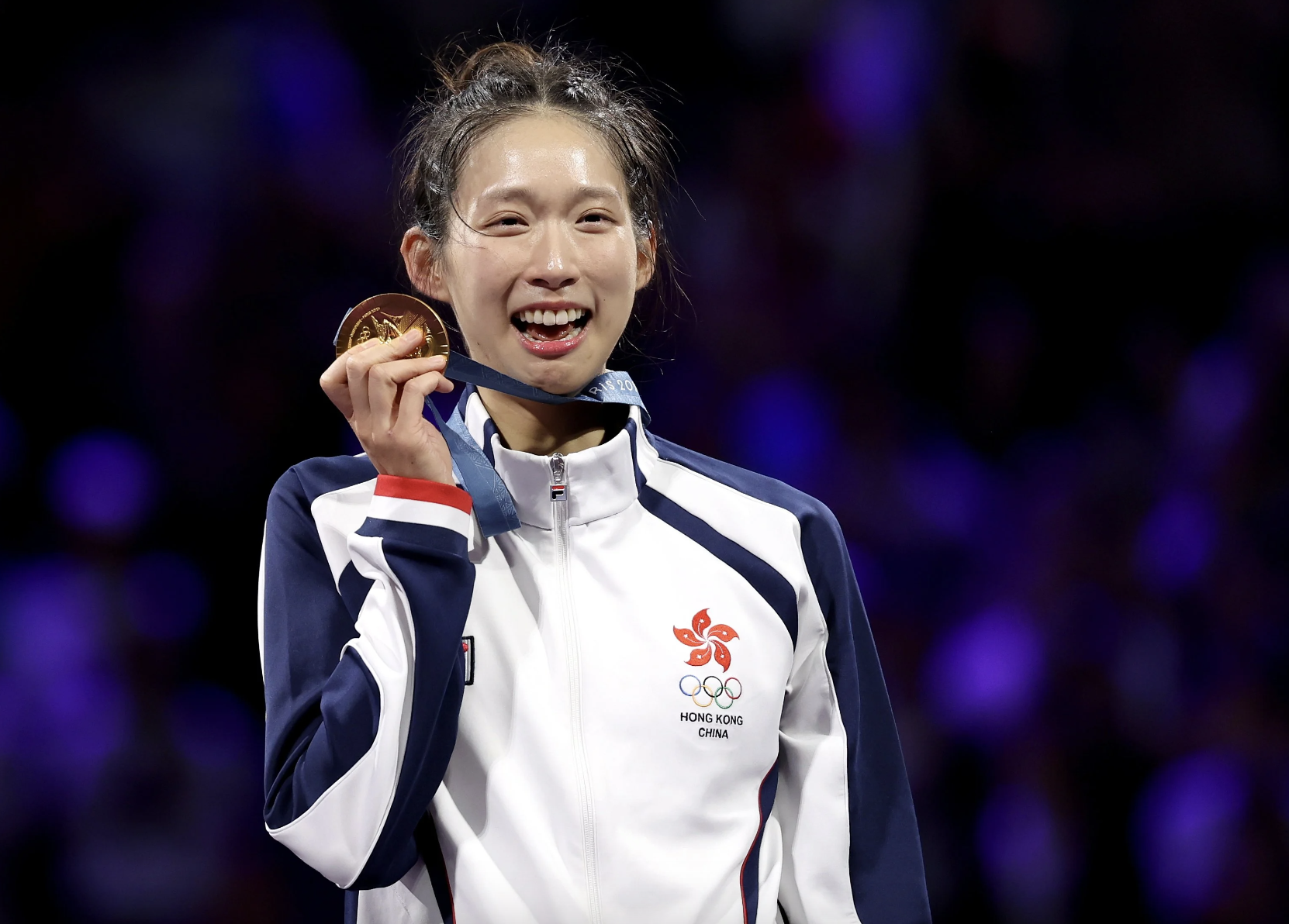 Vivian Kong khóc khi nhận HC vàng kiếm ba cạnh cá nhân nữ Olympic Paris 2024. Ảnh: Xinhua