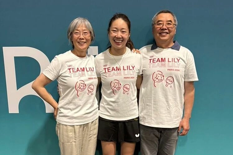 Zhang và bố mẹ chụp ảnh cùng nhau ở Paris 2024. Ảnh: TWSJ.