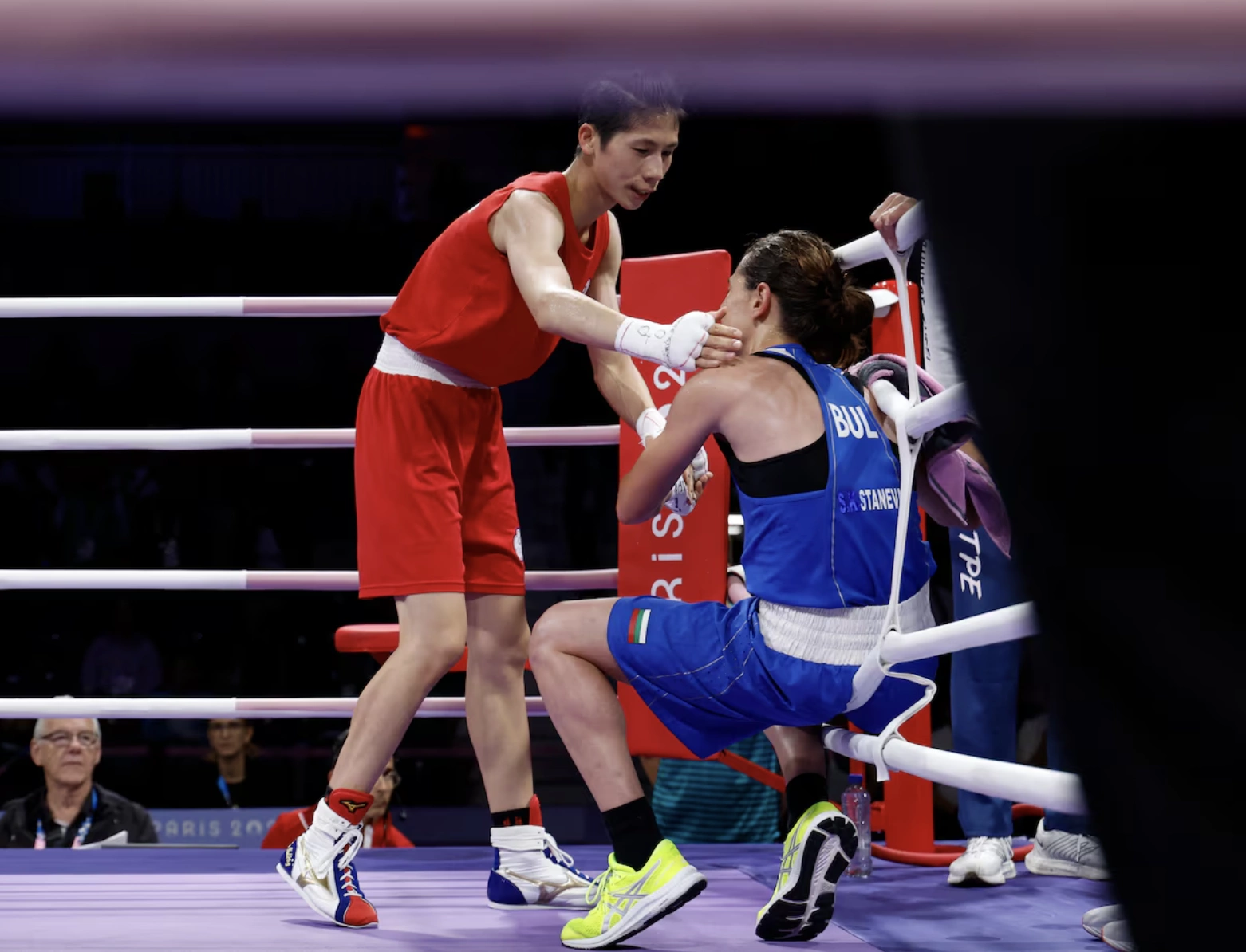 Lin Yu-Ting (trái) động viên Svetlana Staneva của Bulgaria sau khi thắng ở tứ kết boxing hạng dưới 57kg nữ, tại Olympic Paris 2024. Ảnh: Reuters