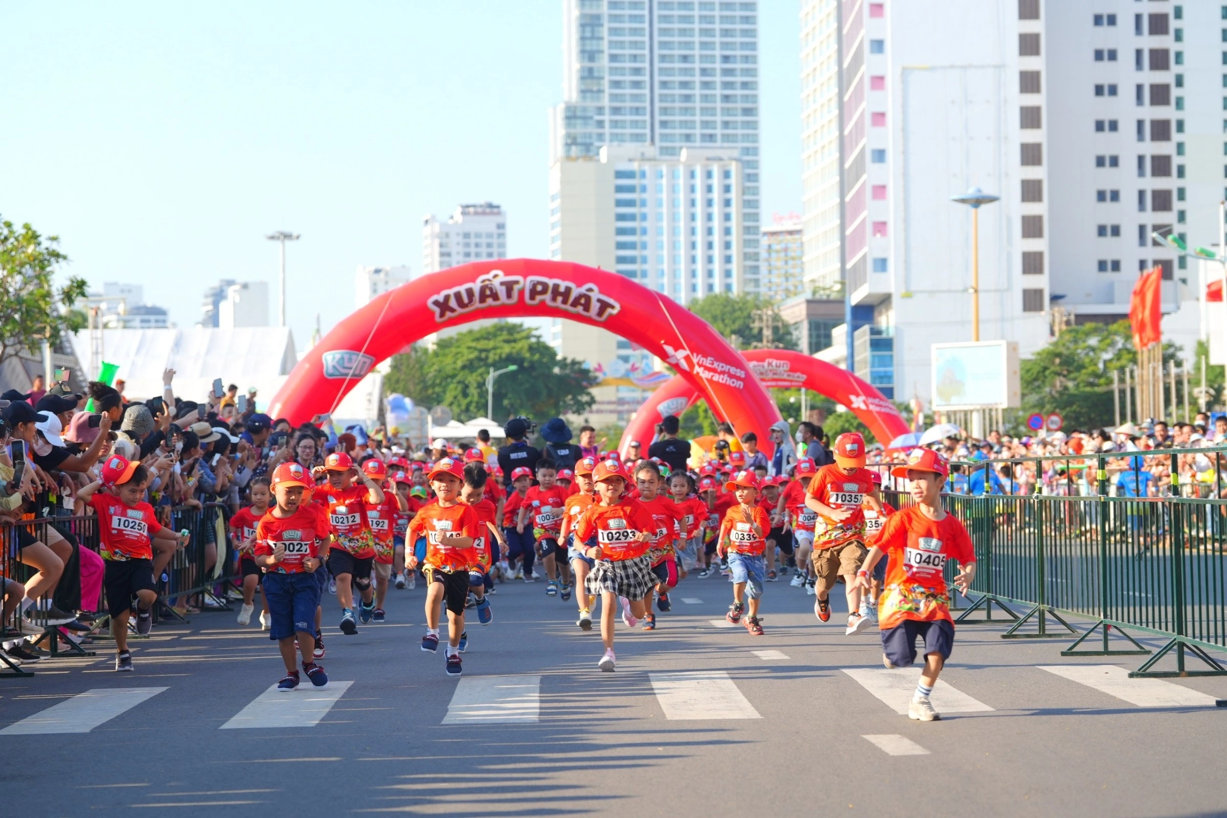 Các runner nhí tranh tài trên đường đua. Ảnh:VM