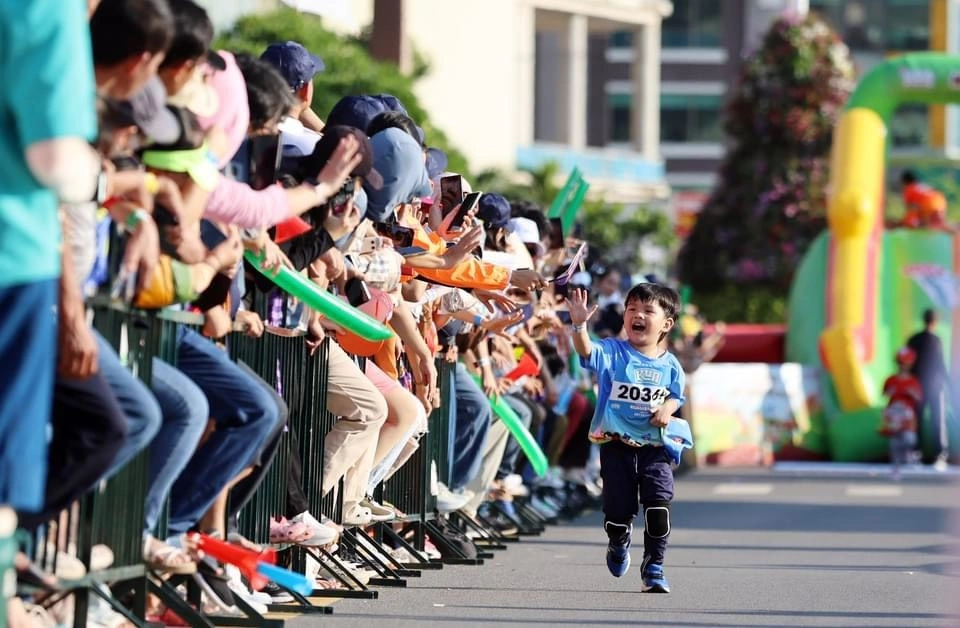 Một em nhỏ vui mừng khi nhận được sự cổ vũ của các phụ huynh. Ảnh: VM