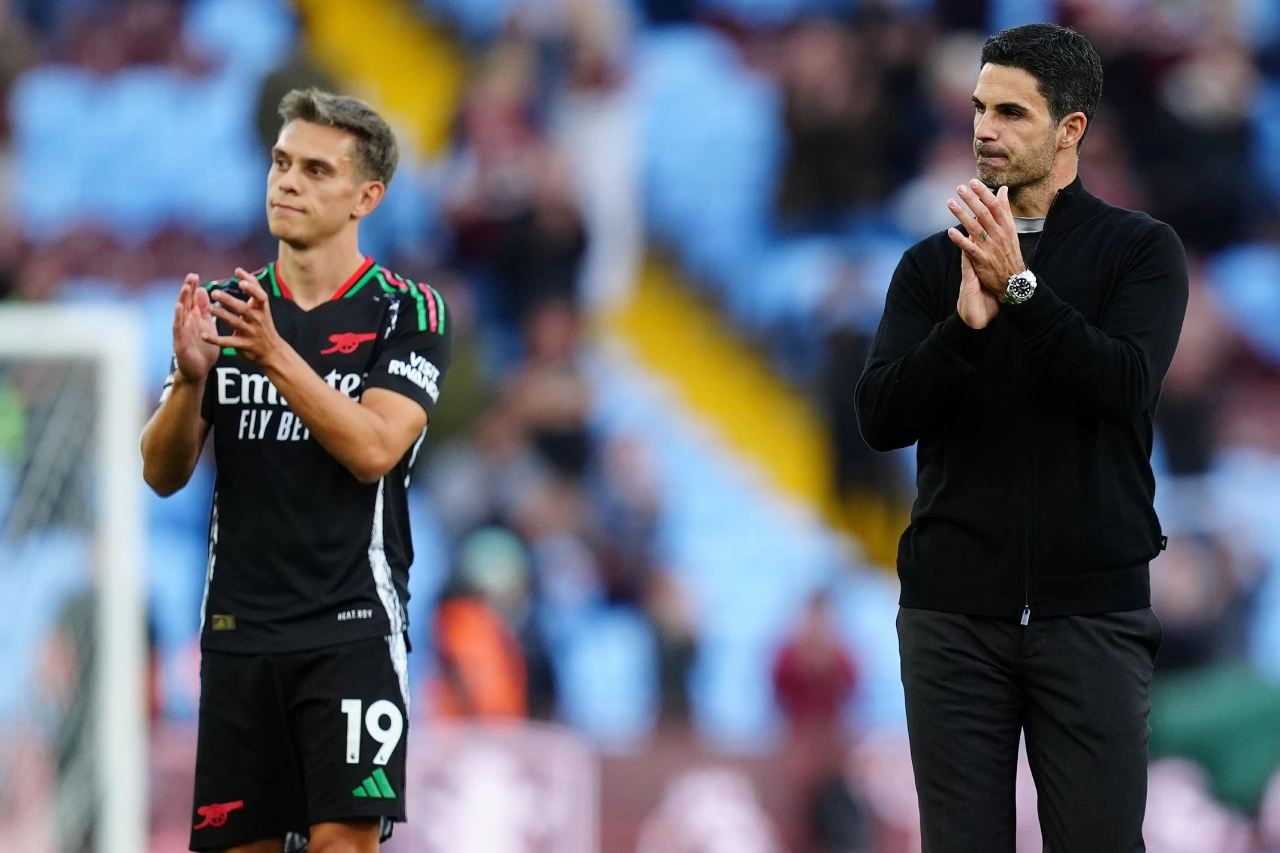HLV Arteta cùng Troussard chia vui với CĐV Arsenal sau trận thắng Aston Villa. Ảnh: AFP.