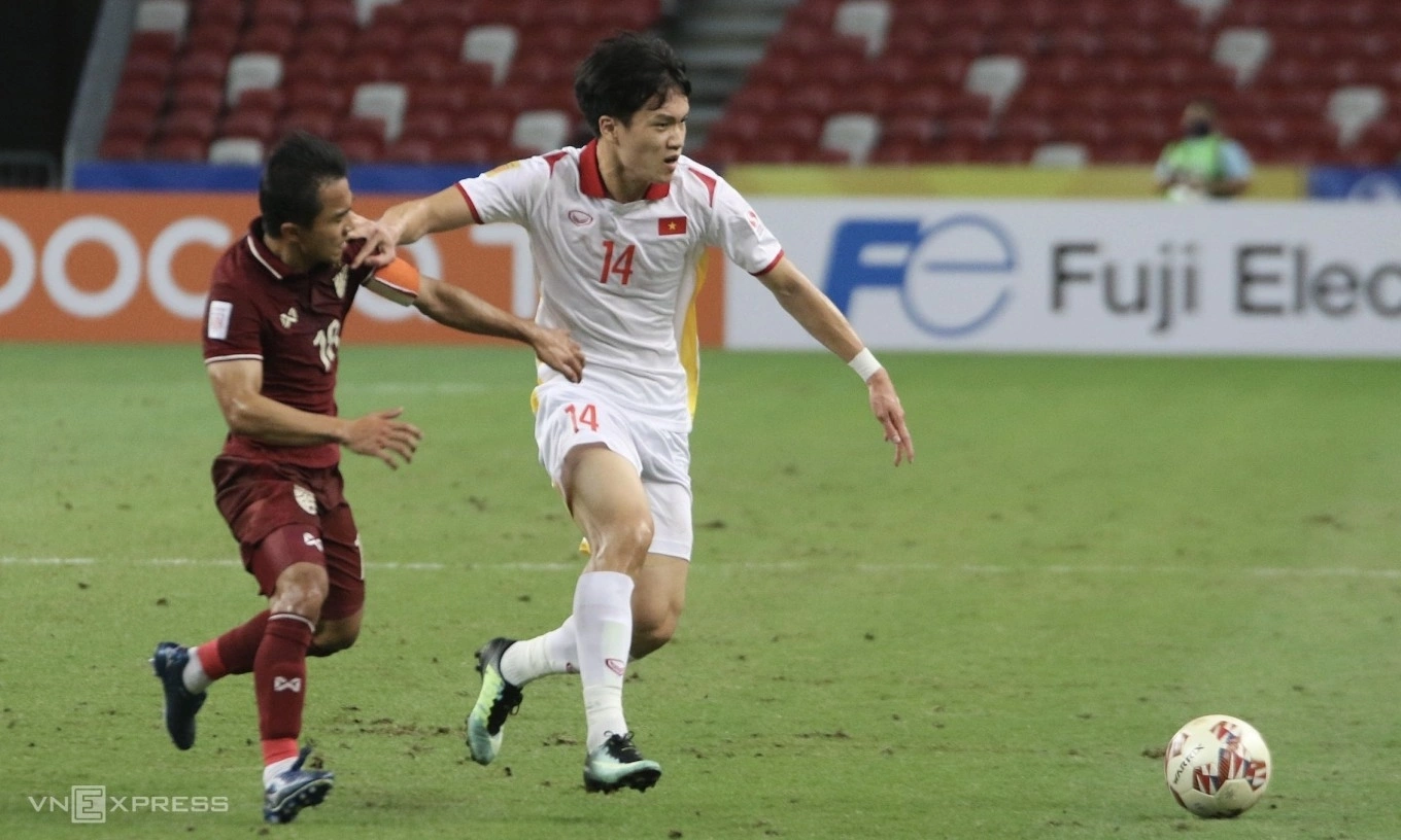 Hoàng Đức (phải) và Chanathip trong trận bán kết lượt về AFF Cup ngày 26/12/2021 tại Singapore.
