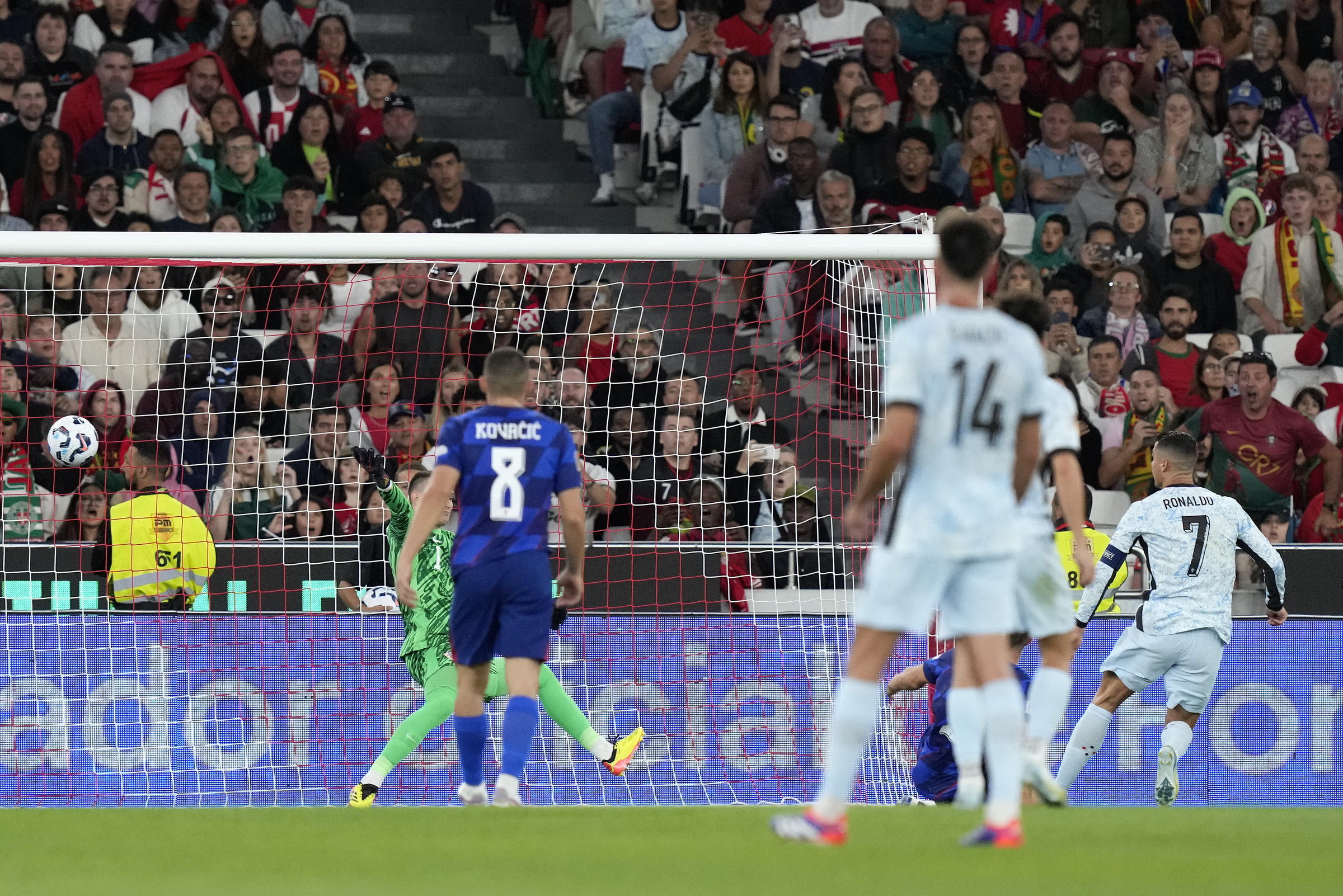 Tiền đạo Cristiano Ronaldo (số 7) ghi bàn nâng tỷ số lên 2-0 trong trận Bồ Đào Nha thắng Croatia 2-1 ở lượt đầu bảng A Nations League 2024-2025 trên sân Da Luz, Lisbon ngày 5/9. Ảnh: AP