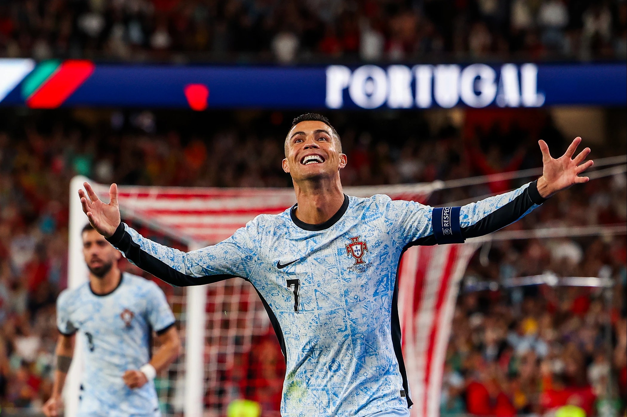 Ronaldo phấn khích sau khi ghi bàn nâng tỷ số lên 2-0 trong trận Bồ Đào Nha thắng Croatia 2-1 trên sân nhà Da Luz, Lisbon ngày 5/9. Ảnh: LUSA