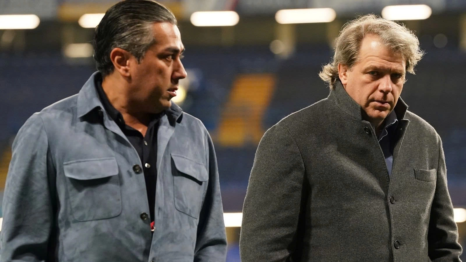 Tỷ phú Behdad Eghbali (trái) và Todd Boehly trên sân Stamford Bridge. Ảnh: Sky Sports