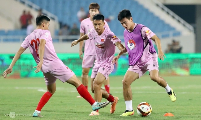 Cầu thủ Việt Nam khởi động trước trận gặp Nga tối 5/9. Ảnh: Hiếu Lương