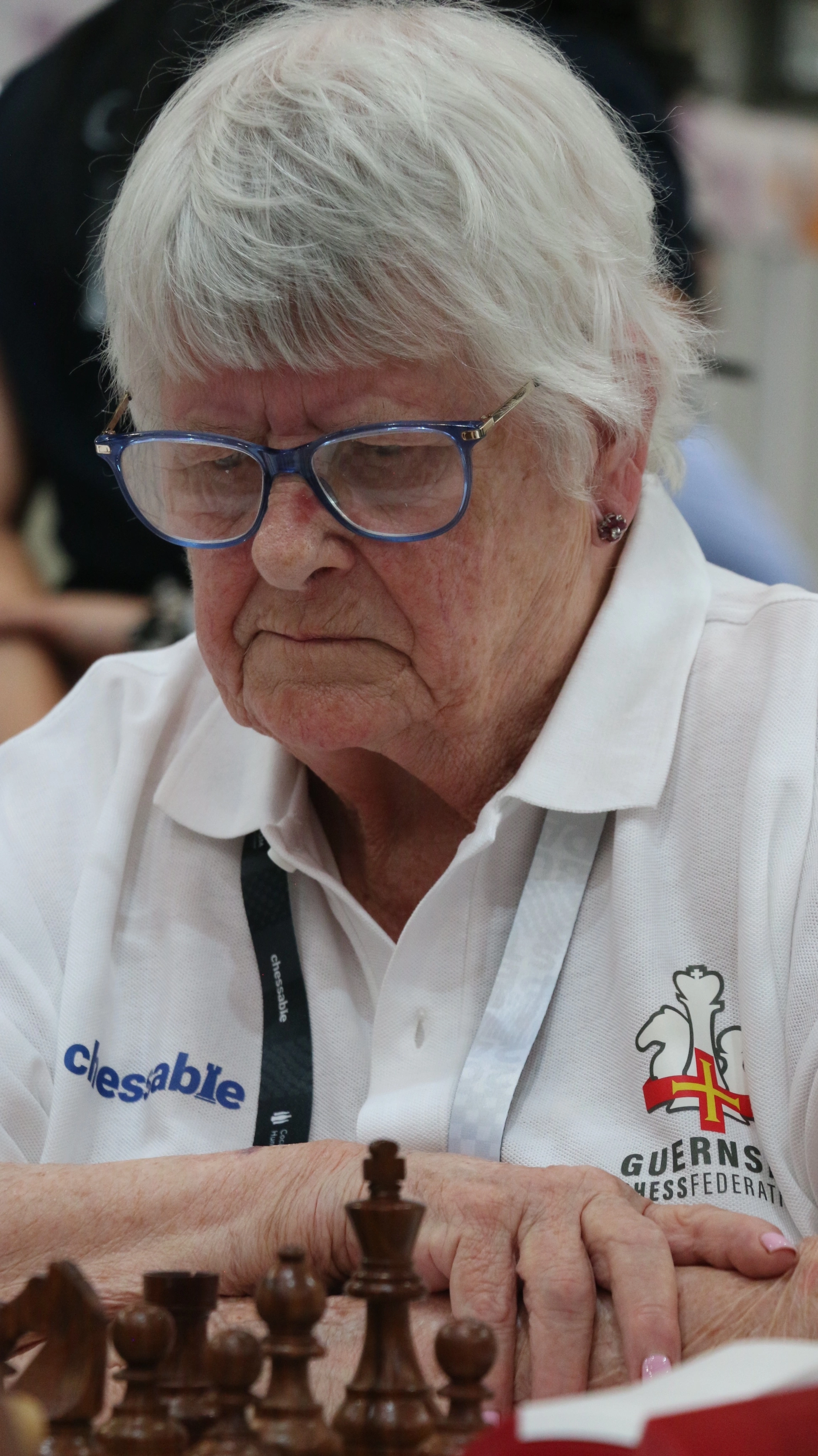 Nữ kỳ thủ 84 tuổi Pauline Woodward tại Olympiad cờ vua 2024 ở Budapest, Hungary. Ảnh: FIDE