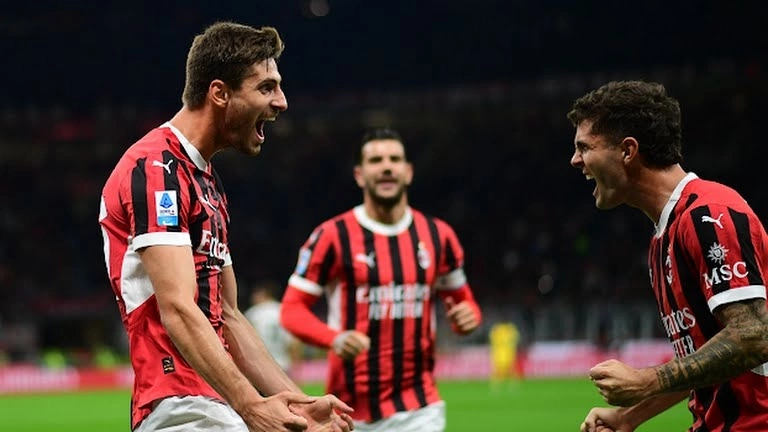 Theo Hernandez (trái) mừng bàn mở tỷ số cùng các đồng đội trong trận thắng Venezia. Ảnh: Reuters.