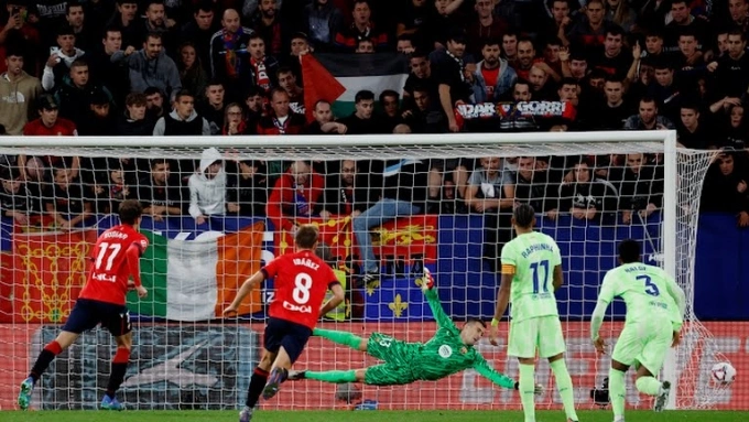 Sự non nớt ở hàng thủ khiến Barca nhận trận thua bất ngờ trước Osasuna. Ảnh: Reuters.