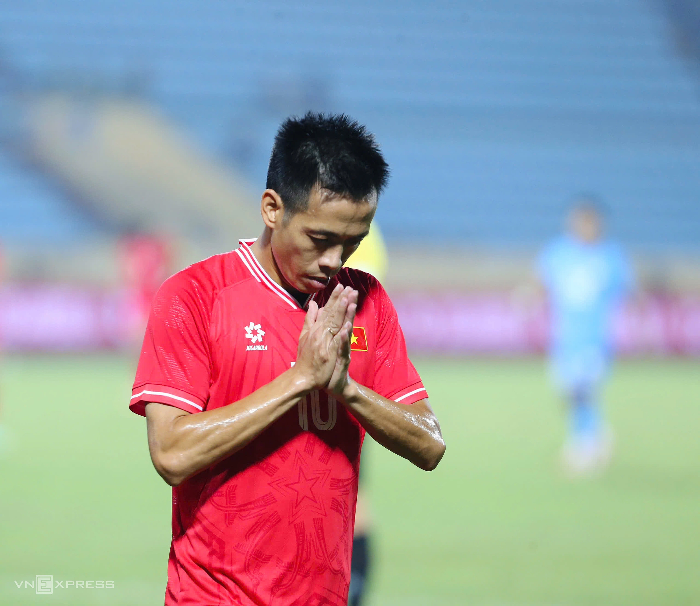 Văn Quyết chào khán giả sau trận Việt Nam hòa Ấn Độ 1-1 trên sân Thiên Trường, Nam Định tối 12/10/2024. Ảnh: Lâm Thỏa.