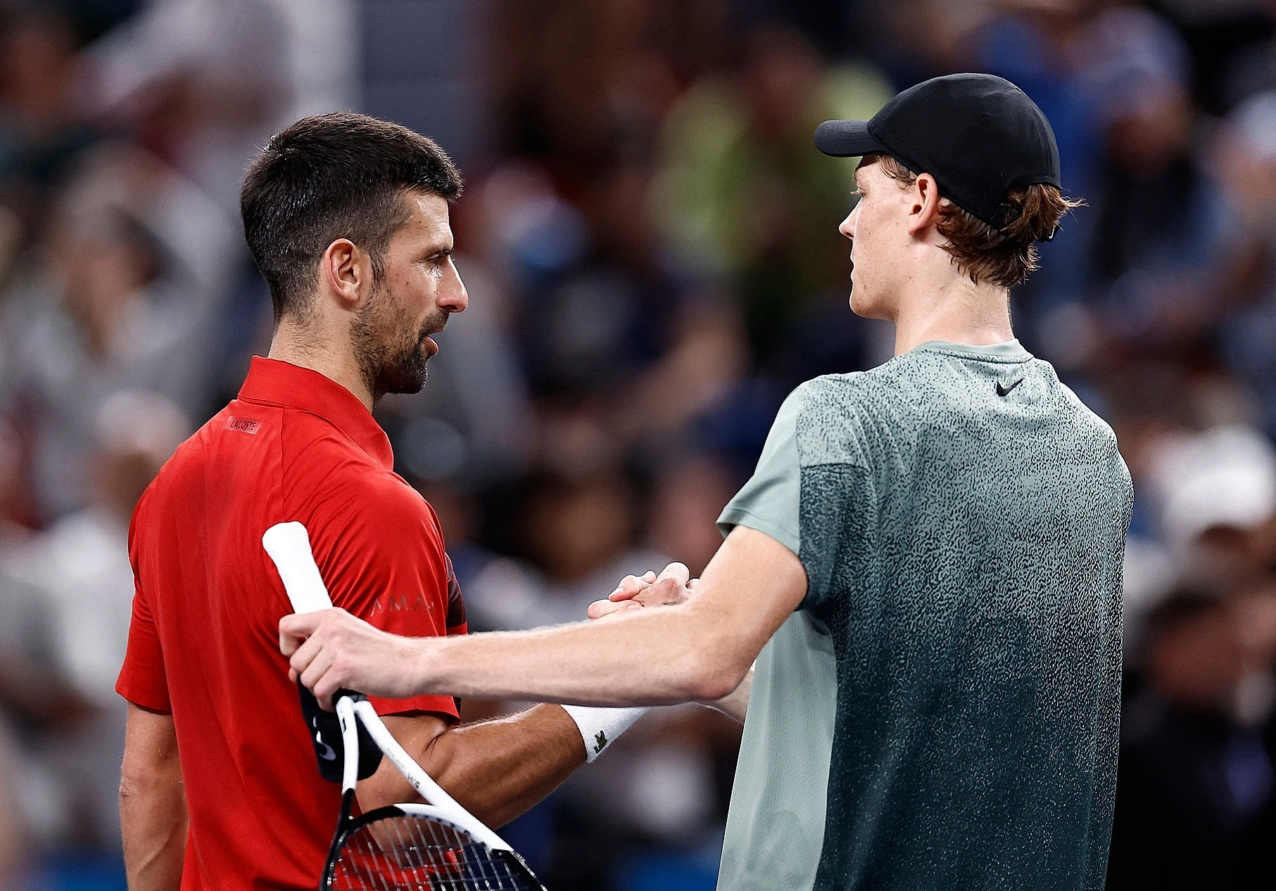 Djokovic (trái) chúc mừng Sinner sau trận chung kết trên sân Trung tâm, ở tổ hợp quần vợt Qizhong Forest Sports City, Thượng Hải hôm 13/10. Ảnh: ATP