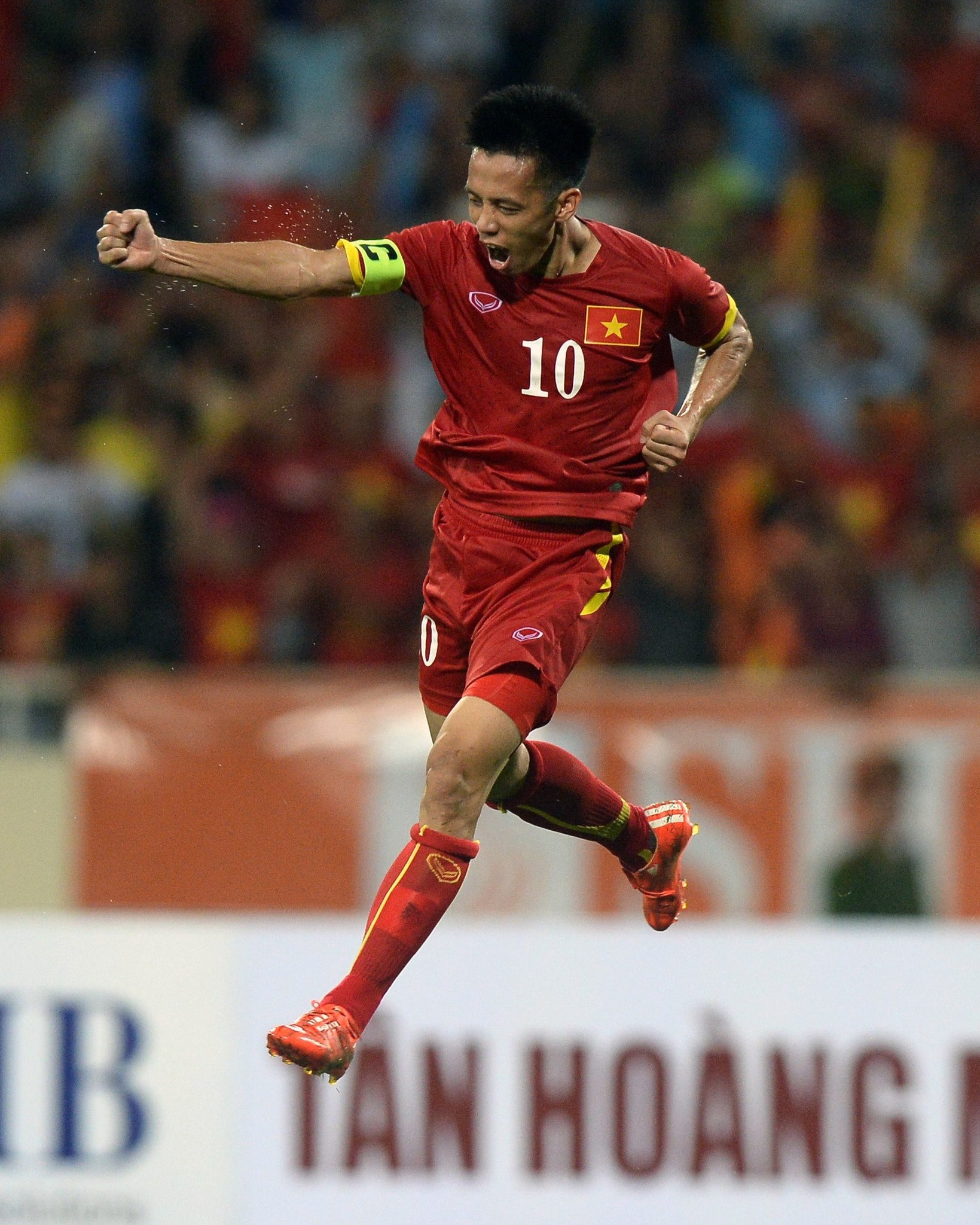 Văn Quyết ăn mừng bàn thắng trong trận Việt Nam thua Manchester City 1-7 năm 2015. Ảnh: FIFA